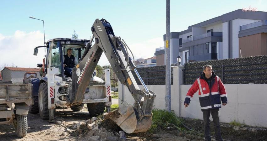 Burhaniye Belediyesi Fen İşleri Müdürlüğü ekipleri, ilçe genelinde yağmur suyu