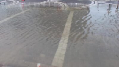 Balıkesir'in Burhaniye ilçesinde fırtınanın etkisiyle deniz kabardı, yollar sular altında