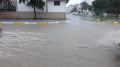 Balıkesir’in Burhaniye ilçesinde öğle saatlerinde etkili olan sağanak nedeniyle yollar