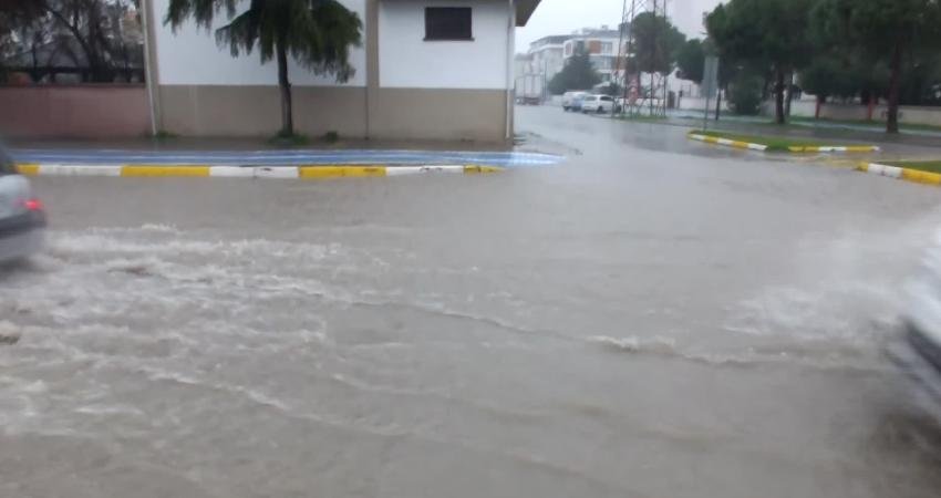 Balıkesir’in Burhaniye ilçesinde öğle saatlerinde etkili olan sağanak nedeniyle yollar