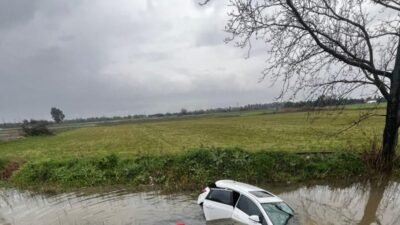 Balıkesir’in Burhaniye ilçesinde kontrolden çıkarak su dolu kanala düşen otomobildeki
