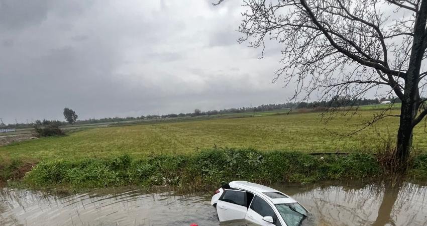 Balıkesir’in Burhaniye ilçesinde kontrolden çıkarak su dolu kanala düşen otomobildeki