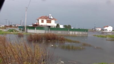 Balıkesir'in Burhaniye ilçesinde etkili olan sağanak nedeniyle yazlık evleri ve