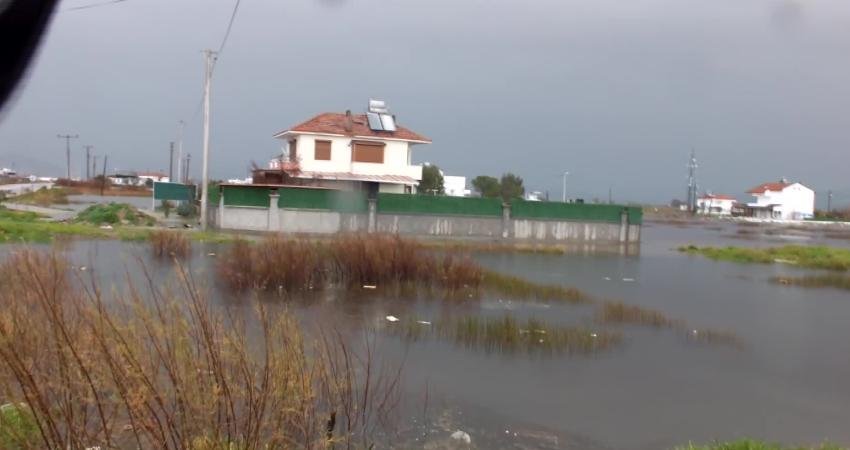 Balıkesir'in Burhaniye ilçesinde etkili olan sağanak nedeniyle yazlık evleri ve