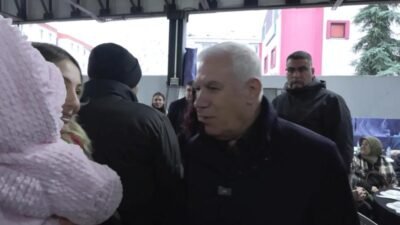 Mudanya’da düzenlenen iftar programında yüzlerce kişiyle birlikte orucunu açan Bursa