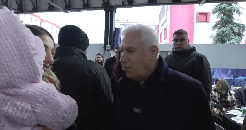 Mudanya’da düzenlenen iftar programında yüzlerce kişiyle birlikte orucunu açan Bursa