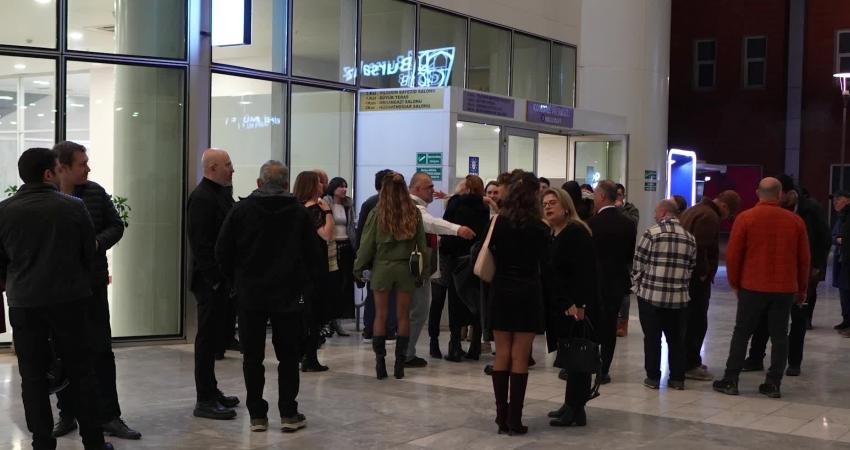 Bursa Büyükşehir Belediyesi Şehir Tiyatrosu, “Adiller” oyununu sahneledi Bursa Büyükşehir Belediyesi Şehir Tiyatrosu, Albert Camus’nün kaleme aldığı, bireysel