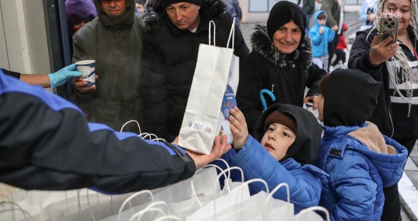 Bursa Büyükşehir Belediyesi’nden İnegöl’de iftar programı Bursa Büyükşehir Belediyesi, İnegöl’de düzenlediği iftar programında yüzlerce vatandaşı aynı