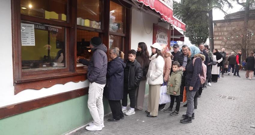 Bursa’nın dünyaca ünlü lezzetleri, Osmangazi’de gençlere tanıtılıyor Osmangazi Belediyesi, farklı şehirlerden Bursa’ya gelen öğrenciler için hayata geçirdiği