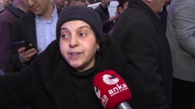 Çankaya Belediyesi'nin Cebeci'de kurduğu iftar çaıdırında oruçlarını açan vatandaşlar geçinememekten