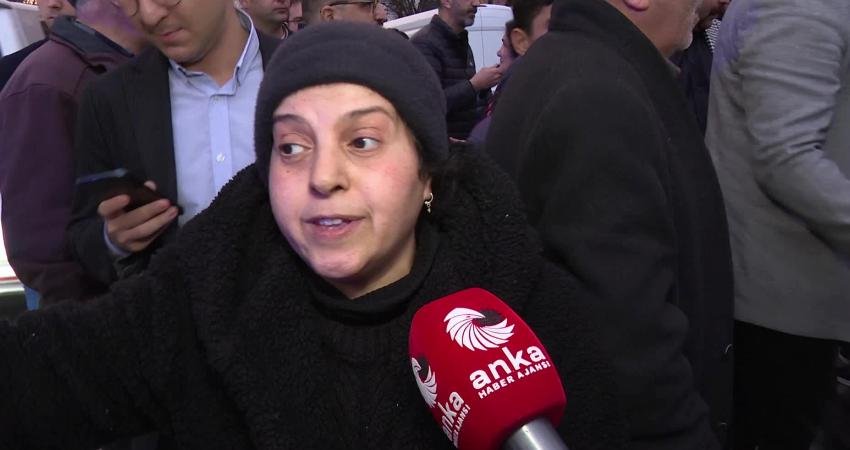 Çankayalılar iftar çadırı kuyruğunda: “Dışarıda yemek yiyemem, gücüm yetmez” Çankaya Belediyesi'nin Cebeci'de kurduğu iftar çaıdırında oruçlarını açan vatandaşlar geçinememekten