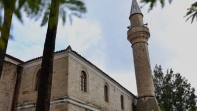 Ramazan ayı öncesinde Çeşme genelindeki camilerde kapsamlı temizlik çalışması gerçekleştiren