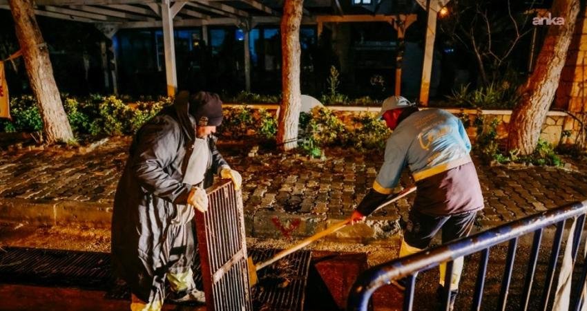 Çeşme Belediyesi, hafta sonu boyunca ilçede etkili olan şiddetli sağanak