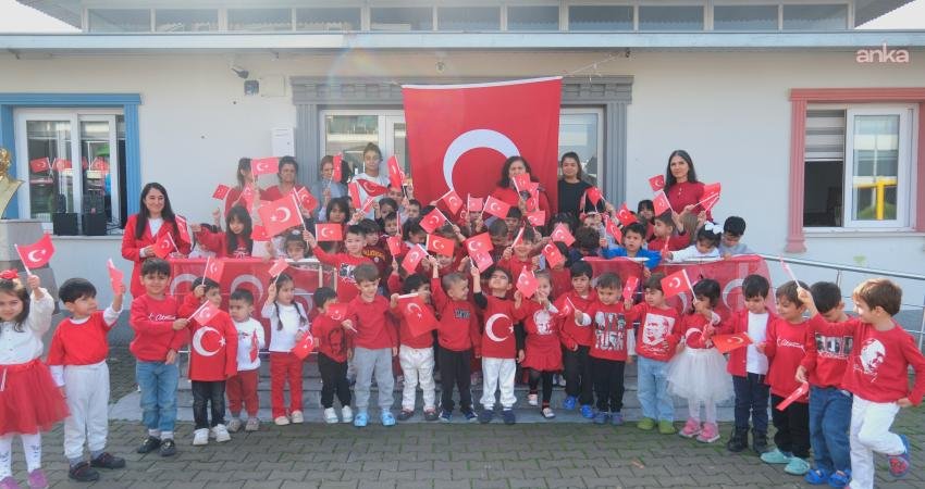 Ceyhan Belediyesi kreşlerinde ikinci dönem “Bayrak Sevgisi” temasıyla başladı Ceyhan Belediyesi Hilal Işık Aşrak Kreş ve Gündüz Bakımevi’nde, 2025-2026