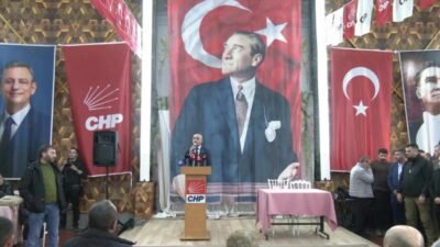 Gaziantep İslahiye’de, depremde hayatını kaybedenler için düzenlenen anma programına katılan