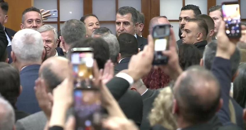 CHP Genel Başkanı Özgür Özel, "Gerçekle yüzleşmek, sokağa inmekle oluyor.