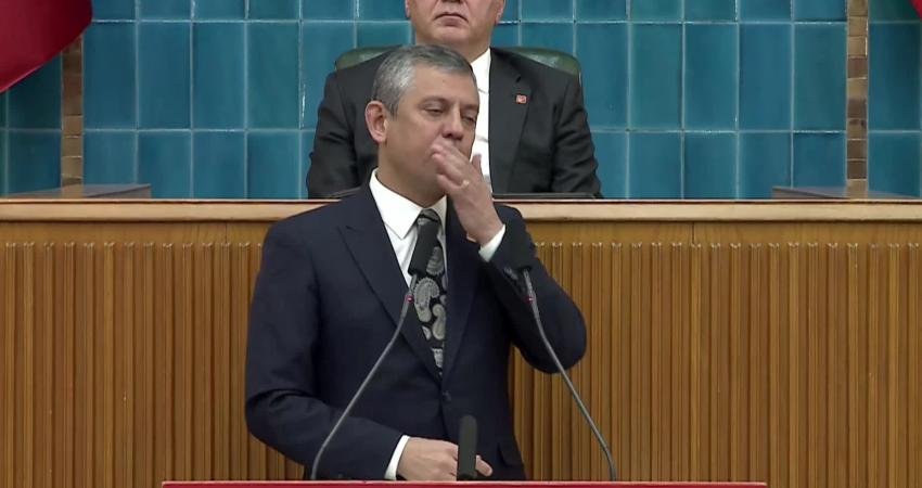 CHP Grup Toplantısı… Özgür Özel’den Cumhurbaşkanı Recep Tayyip Erdoğan’a: “Varsa diploman o mahkemeye sunacaksın” CHP Genel Başkanı Özgür Özel, "Diplomasız Erdoğan" sloganı nedeniyle kendisine