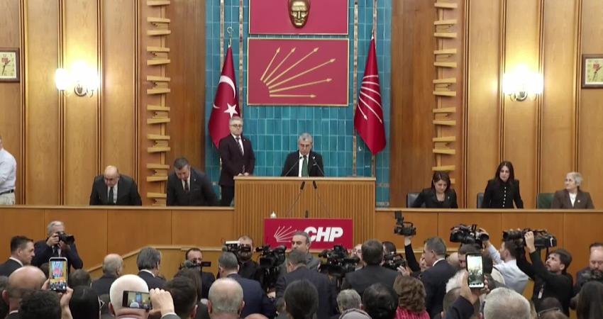 CHP grup toplantısı… Özgür Özel’den Devlet Bahçeli’ye: “Hezeyan varsa ittifak ortağım diye onlara inanan, bir depremzedeye gidip sormayan şahsınızın siyasetinin adıdır” CHP Genel Başkanı Özgür Özel, MHP Genel Başkanı Devlet Bahçeli'nin