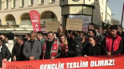 CHP İstanbul Gençlik Kolları üyeleri, partinin Adalar Gençlik Kolları Başkanı