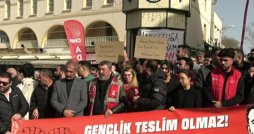 CHP İstanbul Gençlik Kolları üyeleri, partinin Adalar Gençlik Kolları Başkanı