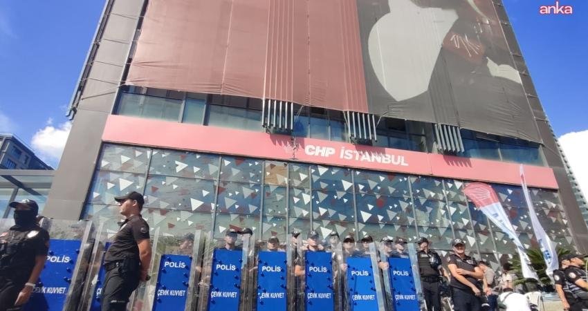 CHP İstanbul İl Yönetimine kayyum atanmasıyla ilgili dava ertelendi CHP İstanbul İl Başkanı Özgür Çelik ve il yönetiminin mahkeme