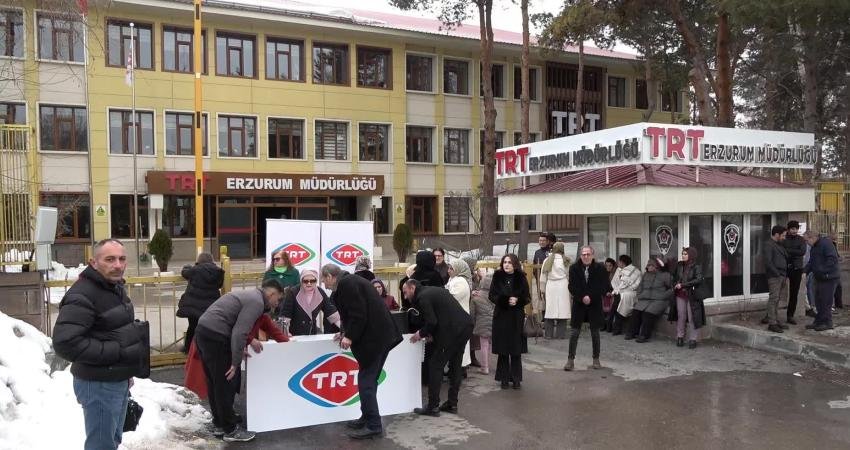 CHP Milletvekili Umut Akdoğan, TRT’yi Erzurum’da protesto etti: “TRT’ye vergilerimizi helal etmiyoruz” CHP Ankara Milletvekili Umut Akdoğan, TRT Erzurum Müdürlüğü önünde, "CHP’liler
