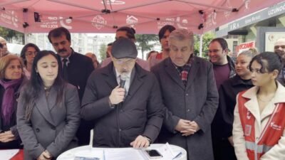 CHP'nin "Katlanmak zorunda değilsiniz" sloganıyla başlattığı üyelik kampanyası kapsamında sahaya