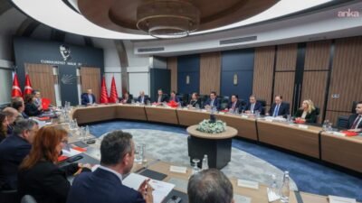 CHP, üç ay sürecek yeni üyelik kampanyasını başlattı: “Yoksulluğa, karanlığa katlanmak zorunda değilsiniz” CHP Genel Başkanı Özgür Özel başkanlığında toplanan Merkez Yönetim Kurulu'nda