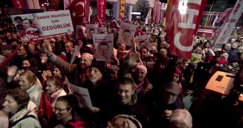CHP’den Bakırköy’de miting… Tutuklu Bakırköy Belediye Başkan Yardımcısı Akyüz: Bizim vicdanımız rahat, alnımız açık Silivri'de tutuklu bulunan Bakırköy Belediye Başkan Yardımcısı ve İBB Meclis