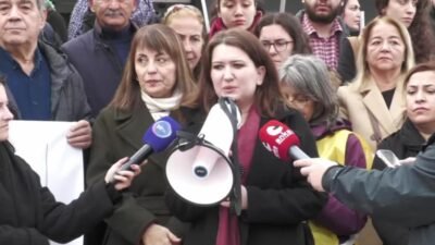 "Cumhurbaşkanına hakeret" iddiasıyla yargılanan tutuklu 4 gencin duruşması öncesinde İzmir