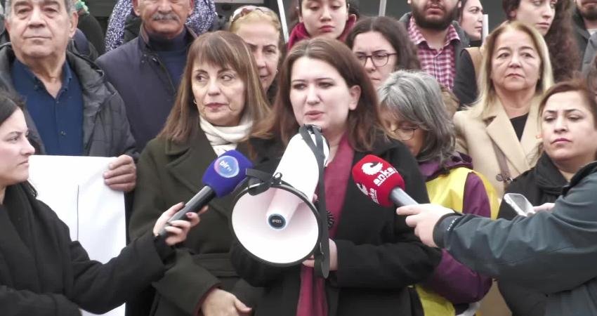 "Cumhurbaşkanına hakeret" iddiasıyla yargılanan tutuklu 4 gencin duruşması öncesinde İzmir