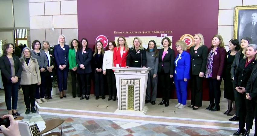 CHP’li Kaya: Medeni Kanuna göz dikenler çok iyi bilsinler; kadınların eşit yurttaşlık hakkını pazarlık masasına asla yatırmayız CHP Kadın Kolları Genel Başkanı Asu Kaya, Türk Medeni Kanunu'nun