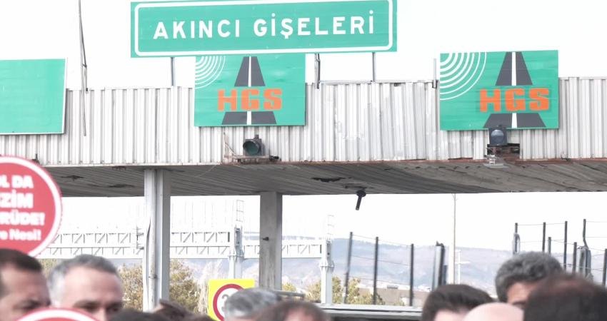 CHP’li Ümit Erkol, Akıncı Gişeleri’nden iktidara seslendi: “Halkın malını satarak bu krizi örtemezsiniz” CHP Ankara İl Başkanı Ümit Erkol, köprü ve otoyolların özelleştirilmesi