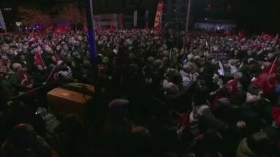 CHP Genel Başkanı Özgür Özel, İstanbul'un iki köprüsünün ve yedi