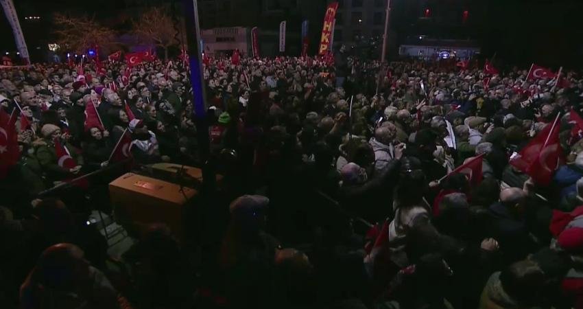 CHP Genel Başkanı Özgür Özel, İstanbul'un iki köprüsünün ve yedi