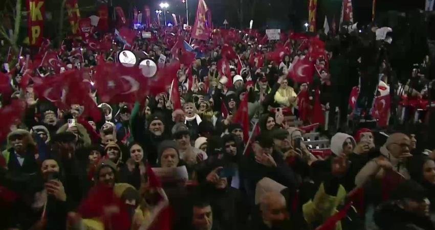 CHP’nin Ataşehir mitingi… Özgür Özel, İBB yargılamasının üç ay ertelenebileceğini ileri sürdü: “Yargılamayı başlatmazsanız o gök kubbeyi tepenize yıkacağız” CHP Genel Başkanı Özgür Özel, İstanbul Büyükşehir Belediyesi davasında yargılamanın