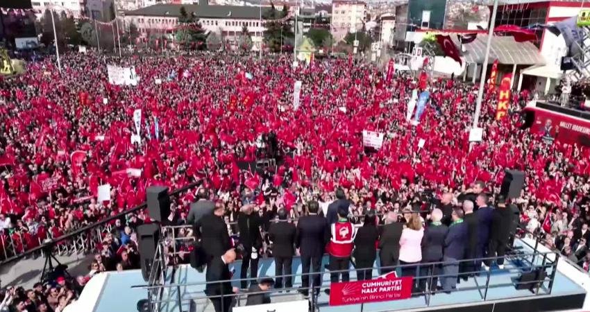 CHP’nin Kocaeli’deki “Millet İradesine Sahip Çıkıyor” mitingi… Özgür Özel: “Önümüzdeki seçimlerde halkçı belediyeciliği Kocaeli’nin tamamına getireceğiz” CHP Genel Başkanı Özgür Özel, önümüzdeki yerel seçimlerde Kocaeli Büyükşehir