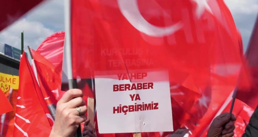 CHP’nin Kocaeli’deki “Millet İradesine Sahip Çıkıyor” mitinginde yurttaşlar 10 bin metrekarelik alanı doldurdu CHP’nin “Millet İradesine Sahip Çıkıyor” mitinginin 91’incisi Kocaeli’deki Real Meydan’da