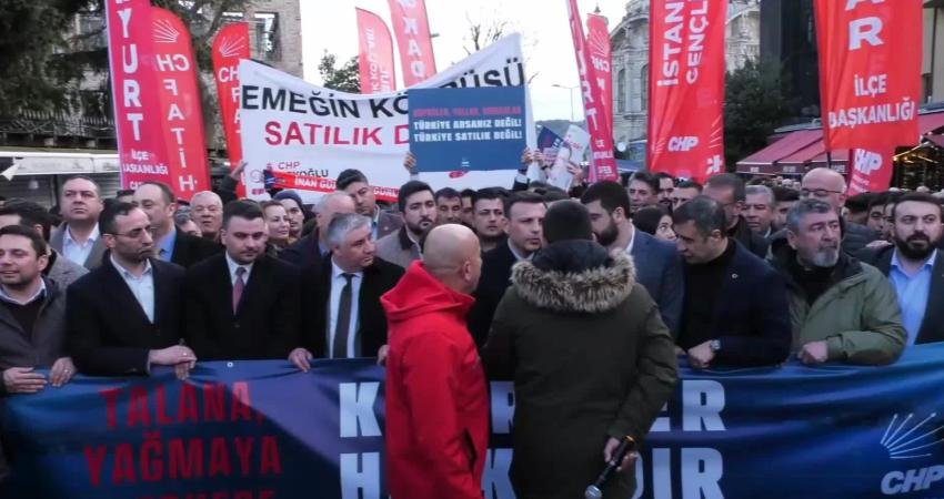 CHP’nin “Köprüler halkındır, satılamaz” eylemi… Özgür Çelik: AK Parti iktidarı, tapusuyla satın aldığı evinde yurttaşlarımızı kiracı yapmak istiyor CHP İstanbul İl Örgütü’nün “Köprüler halkındır, satılamaz” konulu eylemi için