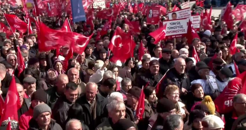 CHP’nin “Millet İradesine Sahip Çıkıyor” mitingi Burdur’da… Özgür Özel: “İran’ın kararını, İran halkı verecektir” CHP Genel Başkanı Özgür Özel, ABD ve İsrail'in İran'a yönelik