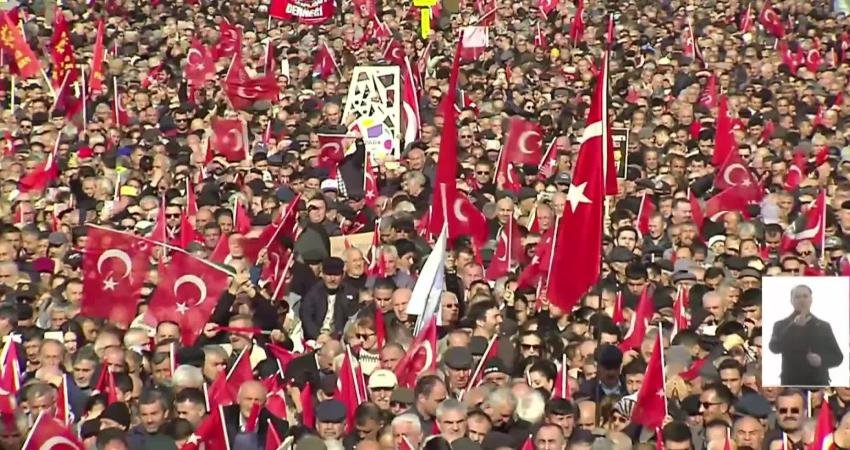CHP Genel Başkanı Özgür Özel, belediye başkanlarına yönelik duruşmaların canlı