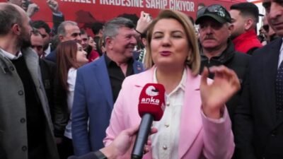 İzmit Belediye Başkanı Fatma Kaplan Hürriyet, CHP'nin "Millet İradesine Sahip Çıkıyor" mitinginde