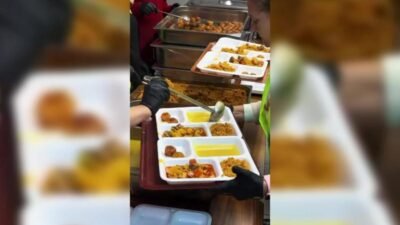 Çiğli Belediyesi, düzenlediği iftar programlarında yüzlerce vatandaşla bir araya geliyor.