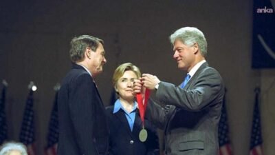 Eski ABD Başkanı Bill Clinton ve eşi eski Dışişleri Bakanı Hillary