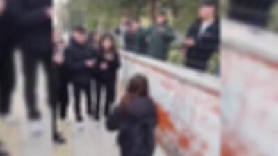 Çorum'da 13 yaşındaki E.T, okul önünde 3 kız arkadaşı tarafından