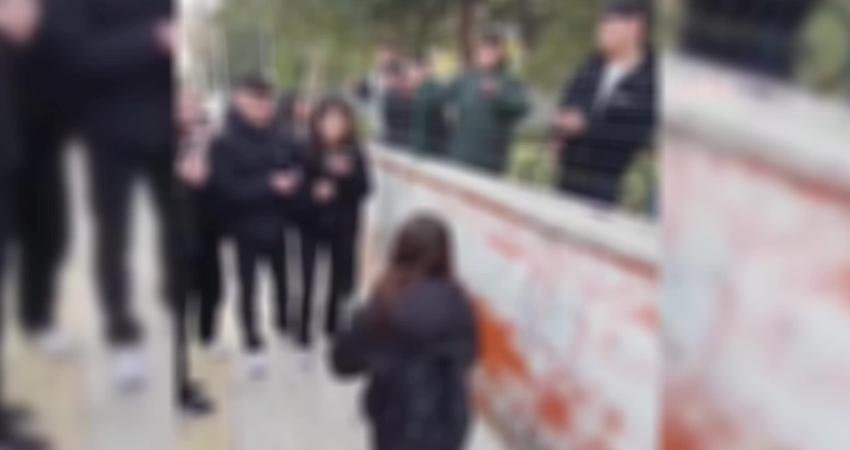 Çorum'da 13 yaşındaki E.T, okul önünde 3 kız arkadaşı tarafından