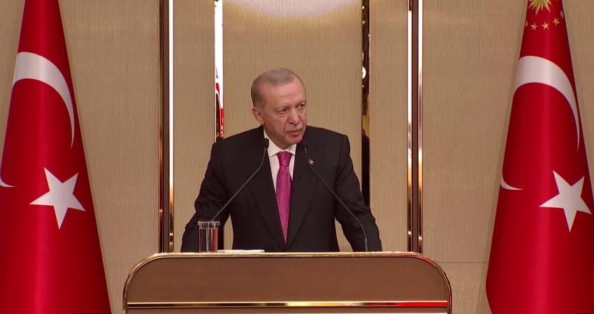 Cumhurbaşkanı Erdoğan, gençlerle iftarda bir araya geldi: Hiç kimse kılık kıyafetinizden, inancınızdan, siyasi görüşünüzden dolayı size parmak sallayamaz Cumhurbaşkanı Recep Tayyip Erdoğan, iftarda bir araya geldiği gençlere hitap