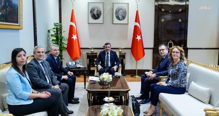 Cumhurbaşkanı Yardımcısı Cevdet Yılmaz, Uluslararası Yatırımcılar Derneği (YASED) Başkanı Tolga Demirözü ve