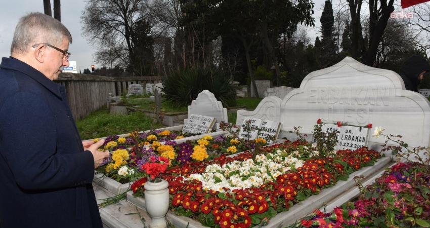 Davutoğlu, Erbakan’ı andı: Manevi mirasının gelecek nesillere aktarılması hepimiz için vazifedir Gelecek Partisi Genel Başkanı Ahmet Davutoğlu, 54. Hükümetin Başbakanı, eski