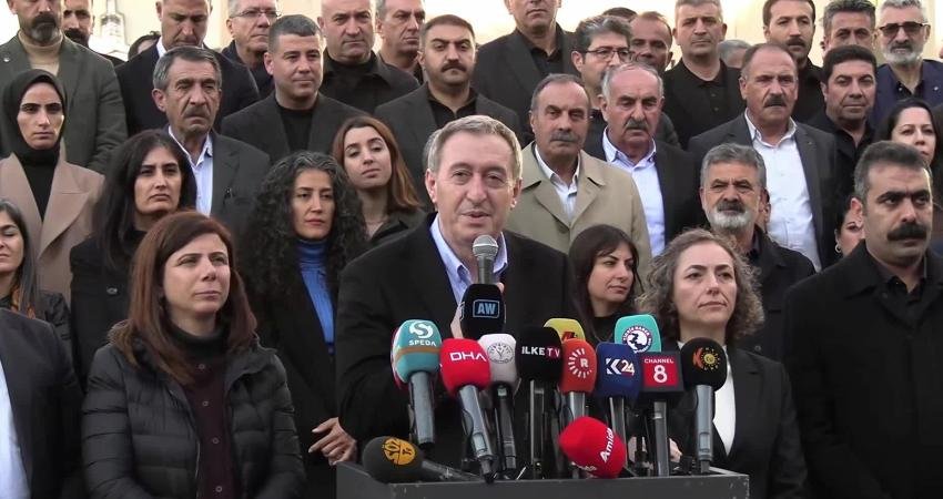 DEM Parti Eş Genel Başkanı Bakırhan: “Kayyumlar bu ülkenin bir utancı haline geldi, bu utancın ortadan kaldırılması gerekiyor” DEM Parti Eş Genel Başkanı Tuncer Bakırhan, Diyarbakır’da partisinin belediye